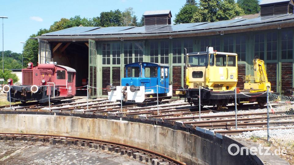 Blickfang: die drei Loks vor dem Lokschuppen und hinter der Drehscheibe. Bild: e