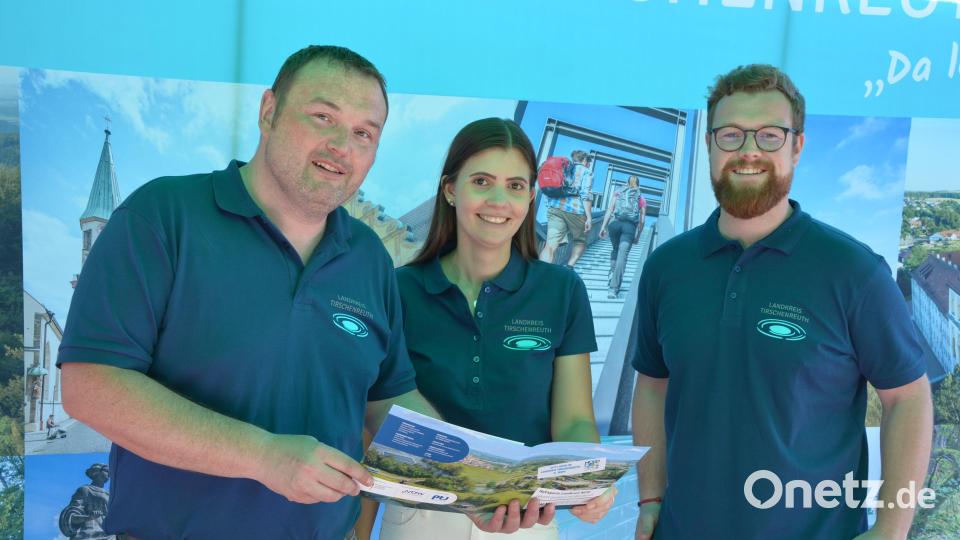 Am Infostand des Landkreises Tirschenreuth waren (von links) Wirtschaftsförderer Anton Kunz, seine Mitarbeiterin Isabel Sommerer und Klimamanager Lukas Faltenbacher vor Ort. Bild: jr