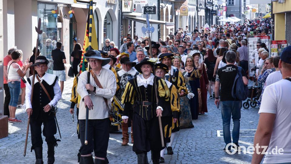 Die Böllerschützen der Amberger Stadtwache haben das Altstadtfest offiziell eröffnet. Bild: Stephan Huber
