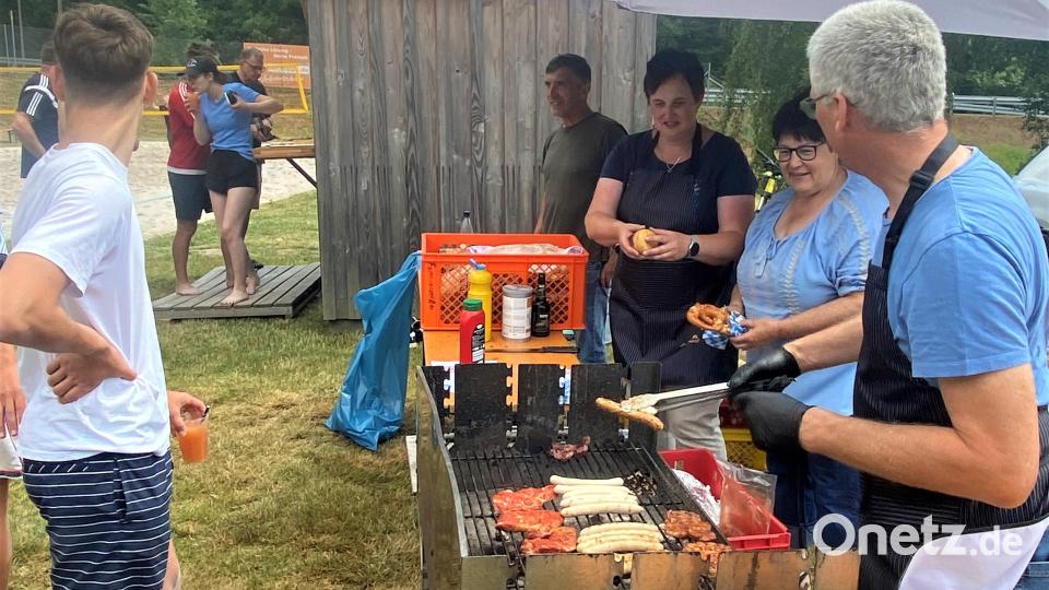 5 Die Grillmeister der CSU Vorstandschaft haben die Sportler und Besucher mit saftigen Halsgrat und Bratwürstln versorgt Bild: cro
