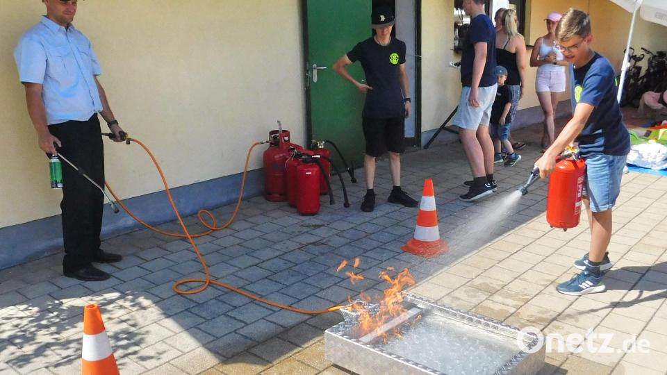 An einer Station konnten Besucher mit einem Feuerlöscher einen Brand löschen. Bild: whü