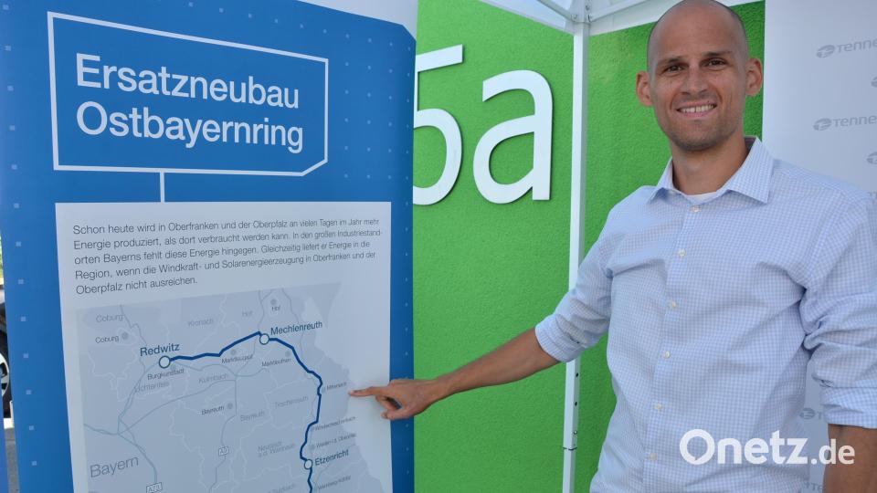 Johannes Reinoso (Tennet) zeigt auf den Ersatzneubau des Ostbayernring von Konnersreuth nach Etzenricht. Mit dem Baubeginn rechnet er Anfang 2024. Bild: jr