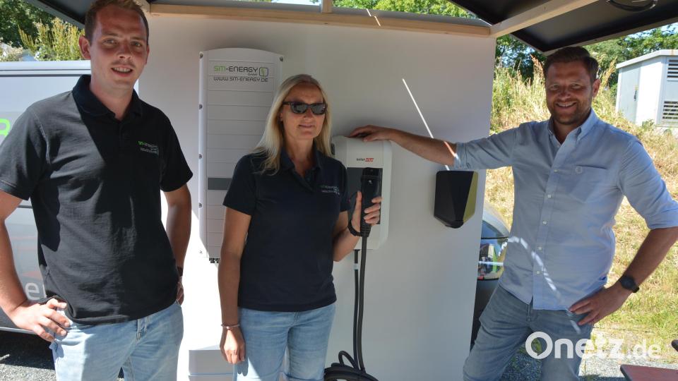 Markus Sporrer (rechts), Chef von SM-Energy, an seinem Infostand mit den Mitarbeitern Heidi Gleißner und Michael Näger. Bild: jr