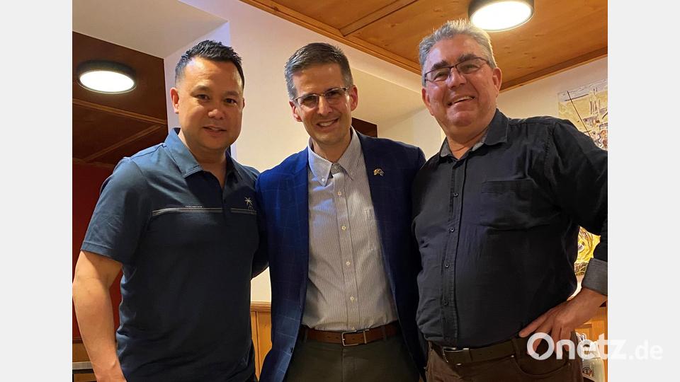LtCol John Abella (links) dankt zusammen mit OTL d.R. Norbert Bücherl (rechts) den US-Militärattache Colonel Walter E. Richter (Mitte) für seine Teilnahme am gemeinsamen Abendessen der US-Soldaten und für dessen fundierten Vortrag zur aktuellen Lage der NATO und der Ukraine Bild: nbu