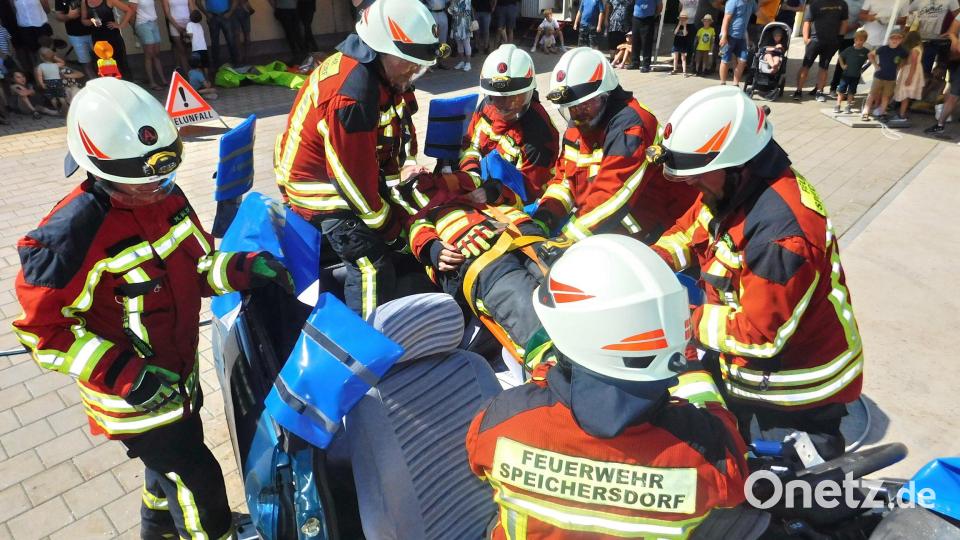 Mit Spreizer und Schere holten die Aktiven der Speichersdorfer Wehr bei einer Vorführung ein verletztes „Unfallopfer“ aus einem Fahrzeug. Bild: whü