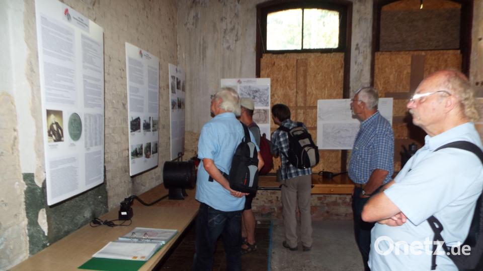 Die Ausstellung &quot;100 Jahre Bahnbetriebswerk Amberg“ im Lokschuppen war immer umlagert. Bild: e