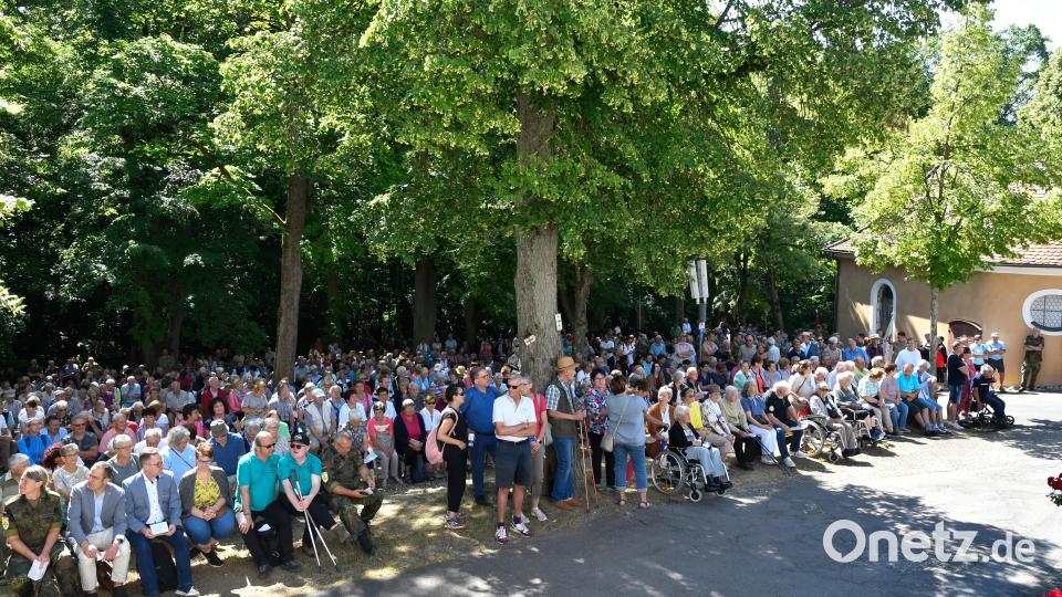 Rund 1000 Wallfahrer und Gläubige waren bei der Andacht mit Militärbischof Franz-Josef Overbeck dabei. Bild: Petra Hartl