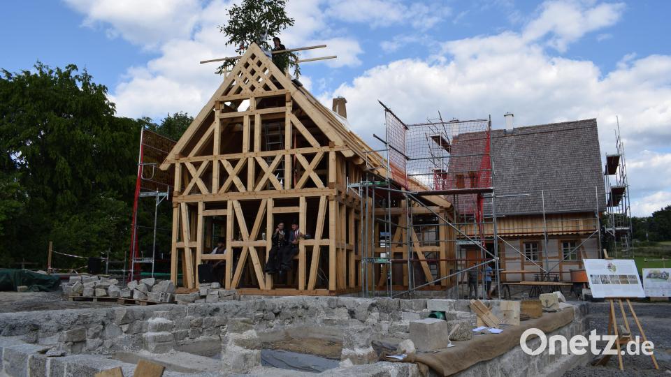 Die vier modernen Ferienwohnungen dienen später auch als Mustersiedlung für alternative Baustoffe aus der Region und traditionelles Handwerk. Bild: szl