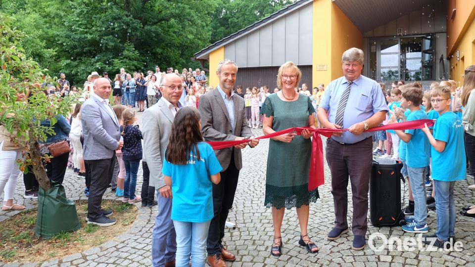 Die Eröffnung der OGTS wird mit dem Zerschneiden des Bandes durch Bürgermeister Martin Schregelmann, Schulleiterin Gabriela Bäumler und Hans Jürgen Förster von Kolping symbolisiert. Bild: wlr