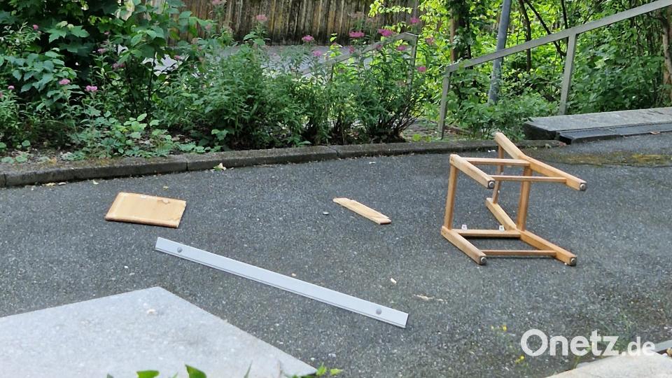 Die Schüler warfen Schulmobiliar aus dem Fenster. Bild: PI Neustadt/WN
