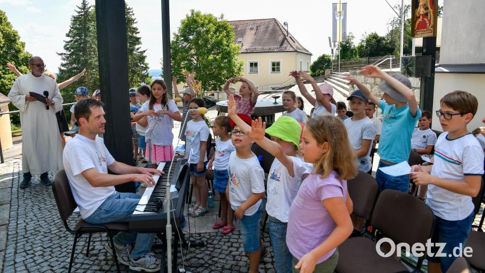Der Kinderchor aus der Pfarrei Heilige Dreifaltigkeit mit Christian Farnbauer (am Piano) gestaltete die Andacht mit. Bild: Petra Hartl
