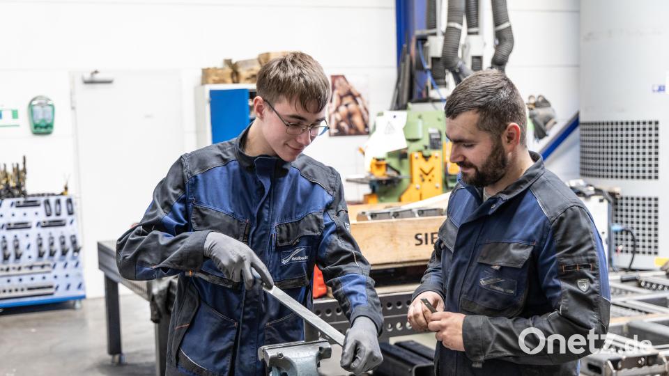 Die Betriebe im Gewerbepark Erbendorf wollen mit einem „Recruiting Day&quot; auf sich aufmerksam machen und so neue Mitarbeiter gewinnen. So wie Maxi Bollmann. Er lässt sich bei der Firma Metallbau Götzl zum Metallbauer ausbilden. Unterstützung bekommt er von seinem Kollegen Michael Danhauser. Bild: Roland Wellenhoefer