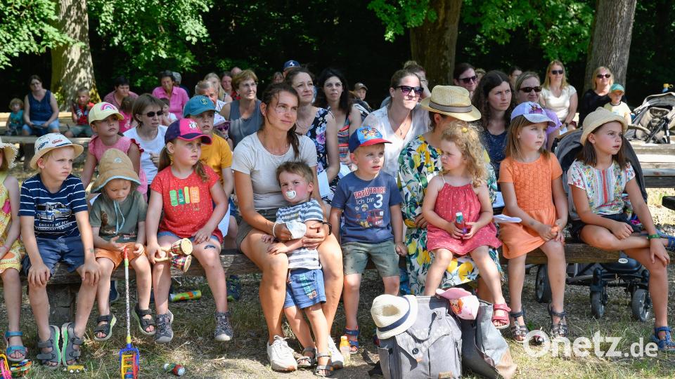 Schattige Plätze waren bei der Andacht für die Kinder auf dem Mariahilfberg gefragt. Bild: Petra Hartl