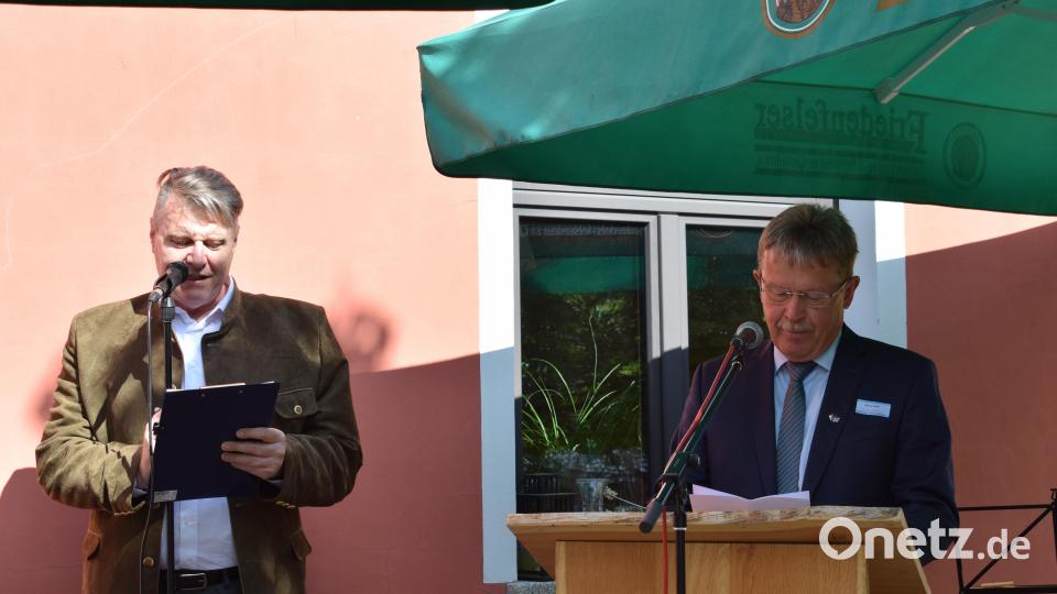 Nach dem Richtfest lud der Geschichtspark Bärnau-Tachov zum Sommerfest mit vielen deutschen und tschechischen Ehrengästen und Unterstützern aus Politik, Wirtschaft und Bildung. Alfred Wolf, Geschäftsführer des Vereins Via Carolina, begrüßte die Gäste. „Bärnau ist ein Ort der Bildung und Begegnung“, sagte er. Bild: szl