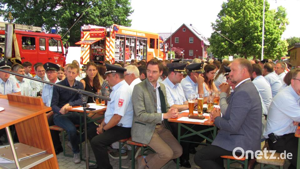 Gäste aus Politik und der Landkreisführung der Feuerwehr beweisen ihre Verbundenheit mit der Feuerwehr Mantel. Bild: sei