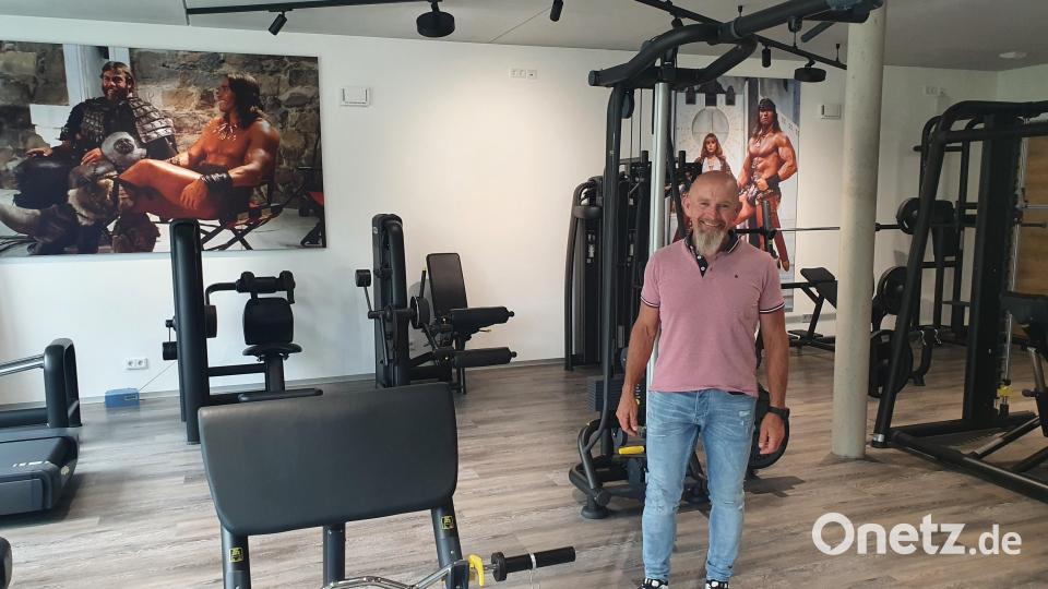 Josef Reger im Angestellten-Fitnessstudio seines Unternehmens in Vohenstrauß. Jeder Arbeitstag beginnt für den Unternehmer hier um 5.15 Uhr mit 45 Minuten Krafttraining. Bild: Würth, Wolfgang
