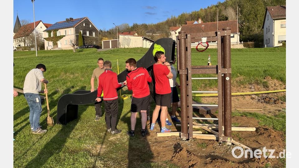 Mitglieder des Sportclubs Eschenfelden beim Spielplatzbau. Bild: SC Eschenfelden/exb
