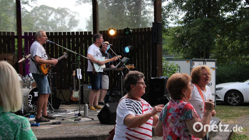 Einen großen Besucherandrang erlebte die Sommerserenade in der Freizeitanlage mit der Pfarrerband &quot;Church Pistols&quot;. Bild: prh