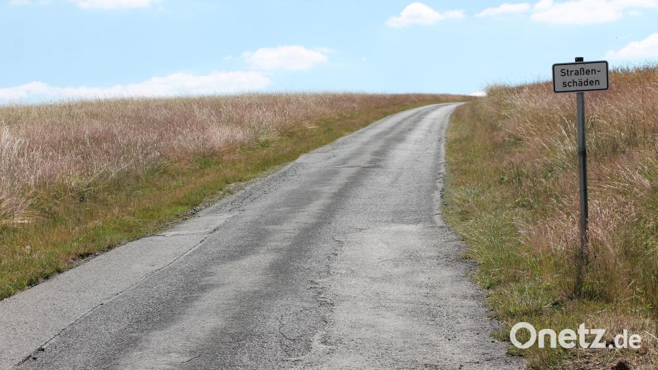 Die Schäden an der Straße sind enorm. Eine umfassende Instandsetzung ist daher dringend erforderlich. Bild: pi