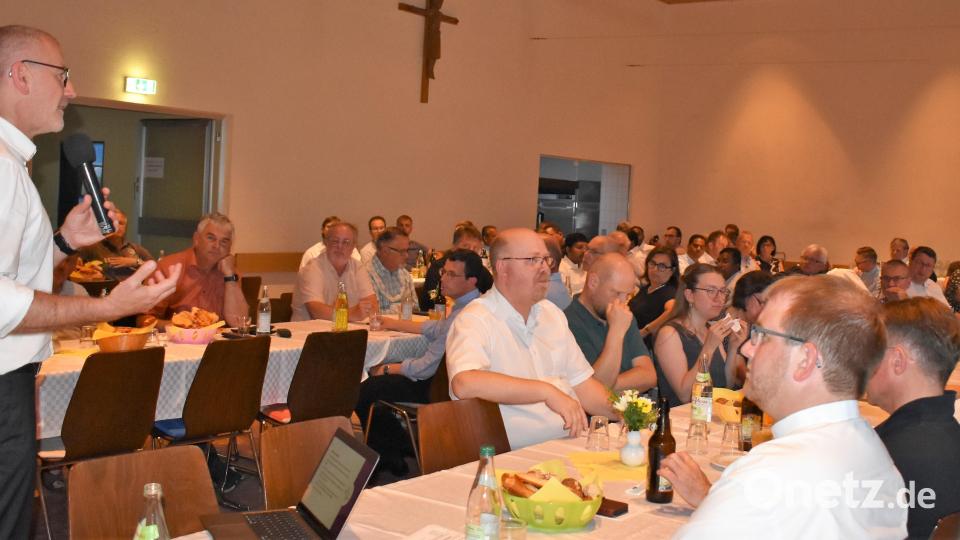 Einen kurzen Rückblick über den &quot;Synodalen Weg&quot; gibt Dekan Dr. Thomas Vogl aus Waldsassen bei der Dekanatsversammlung im Jugendheim. Bild: rgr