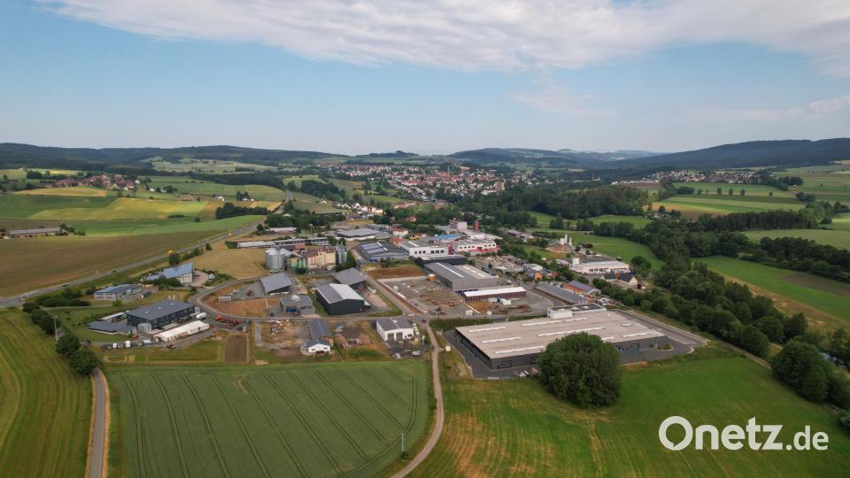 In den vergangenen knapp 25 Jahren wurde aus einstigen Ackerflächen ein prosperierender Gewerbe- und Technologiepark mit modernster Infrastruktur. Einer der Erfolgsfaktoren ist aber auch die strategisch günstige Lage am Kreuzungspunkt zweier wichtiger Bundesstraßen. Bild: rw