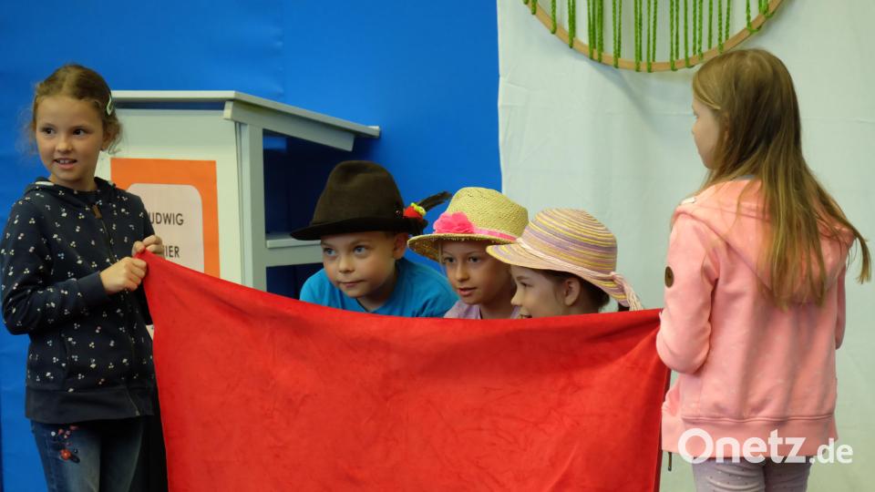 Aufführungen der Kinder bereichern die Einweihungsfeier. Bild: wlr