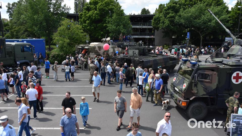 Die Blaulicht-Einsatzkräfte wie Polizei, Feuerwehr, BRK und andere präsentieren sich gemeinsam am 8. und 9. Juli mit der Bundeswehr in der Kaserne. Im Bild der Blaulichttag 2017 auf dem Naabwiesenparkplatz. Bild: Bundeswehr Weiden