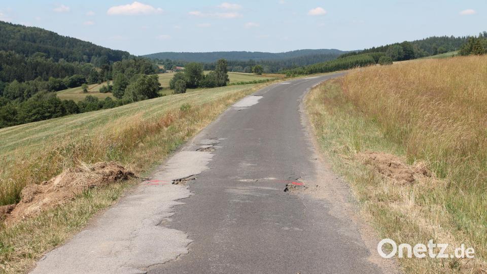Die Schäden an der Straße sind enorm. Eine umfassende Instandsetzung ist daher dringend erforderlich. Bild: pi