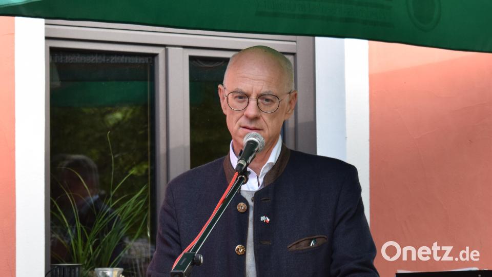 Am Rednerpult Regierungspräsident der Oberpfalz, Walter Jonas. „Was hier entstanden ist, dieser Leuchtturm, ist nur möglich, weil wir hier Menschen mit Herzblut haben, die überzeugt sind, dass unsere deutsch-tschechische Freundschaft ein Goldschatz für die Zukunft sein kann.“ Aus diesem Grunde werde die Regierung Oberpfalz das Projekt weiterhin mit allen möglichen Kräften unterstützen. Bild: szl