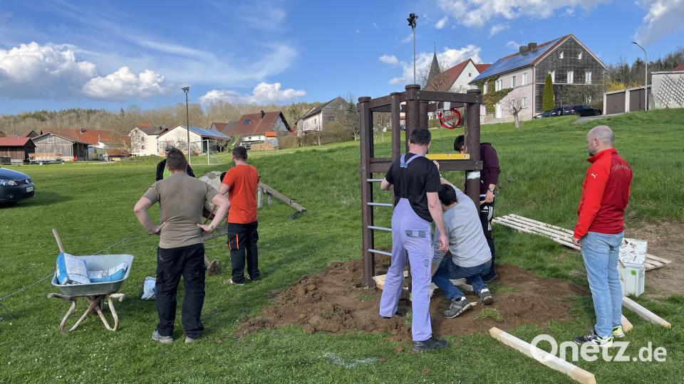 Mitglieder des Sportclubs Eschenfelden beim Spielplatzbau. Bild: SC Eschenfelden/exb