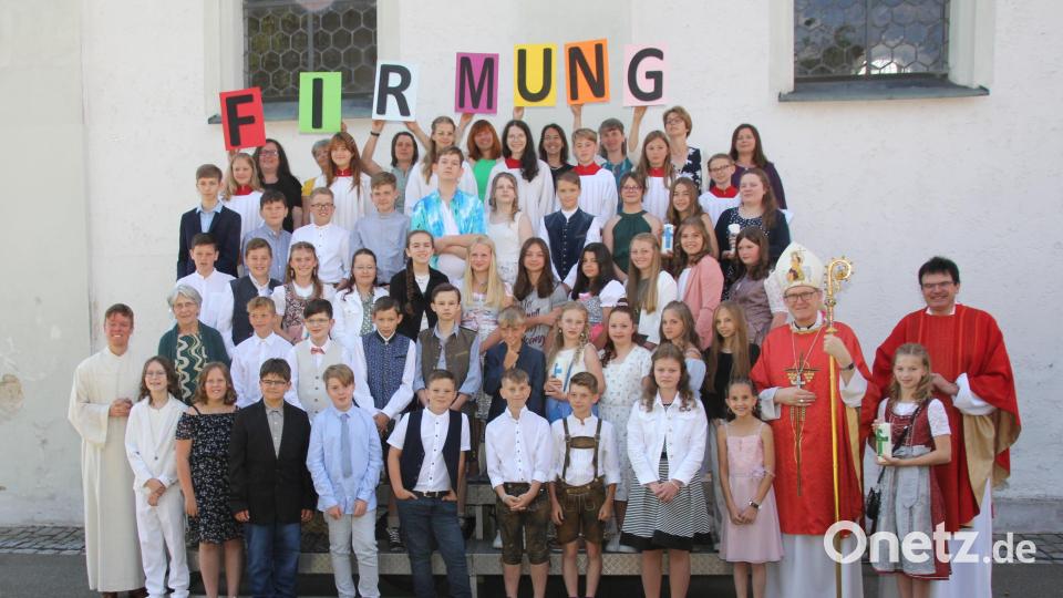 40 jungen Christen spendete am Donnerstagvormittag in der Pfarrkirche in Schönsee Weihbischof Josef Graf (vorne Dritter von rechts) das Sakrament der Heiligen Firmung, rechts neben ihm der Schönseer Pfarrer Wolfgang Dietz. Bild: frd