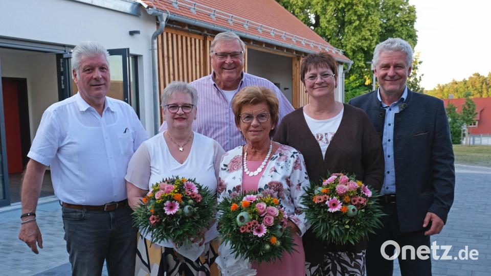 Viel Lob gab es für Astrid Stich, Waltraud Benner-Post und Christine Krämer (von links). Günter Stich, Reinhard Gayer und Robert Lindner (von links) würdigten langjähriges Engagement. Bild: nm