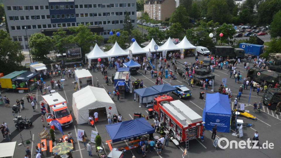 Die Blaulicht-Einsatzkräfte wie Polizei, Feuerwehr, BRK und andere präsentieren sich gemeinsam am 8. und 9. Juli mit der Bundeswehr in der Kaserne. Im Bild der Blaulichttag 2017 auf dem Naabwiesenparkplatz. Archivbild: Kunz