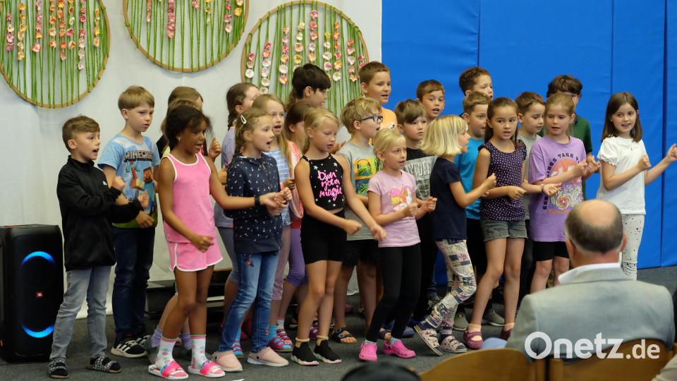 Konzentriert und mit viel Freude singen die Schüler ihre einstudierten Lieder. Bild: wlr