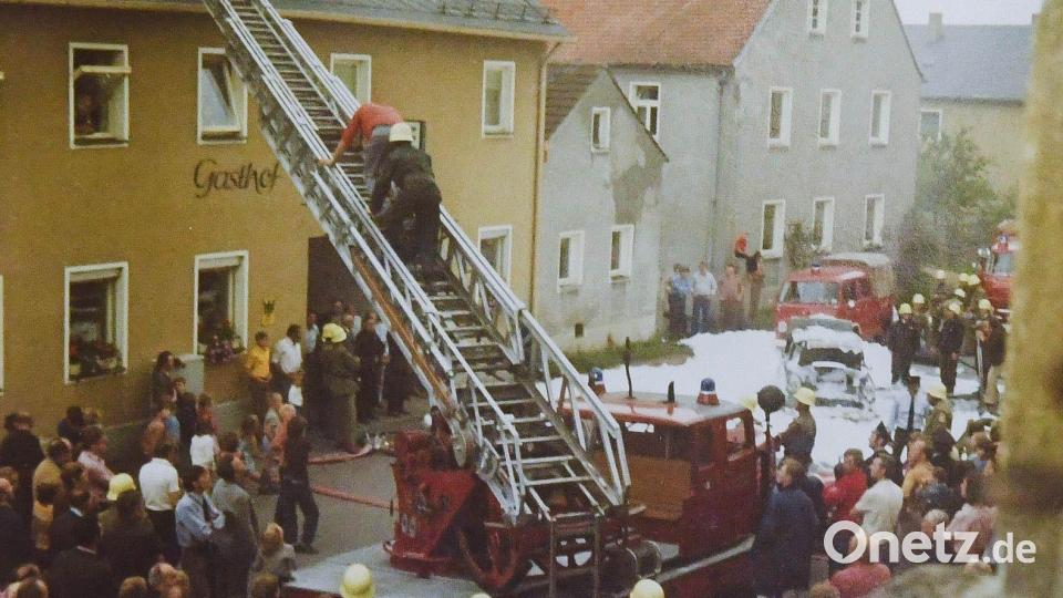 Mit einer großen Schauübung mitten im Ort (hier vor dem einstigen Gasthof Forster) feierte die Feuerwehr Neunkirchen ihren 100. Geburtstag. Unweit dieser Stelle wird in der Bürgermeister-Bärnklau-Straße heuer das dreitägige Fest zum 150. Bestehen über die Bühne gehen. Bild: Feuerwehr Neunkirchen