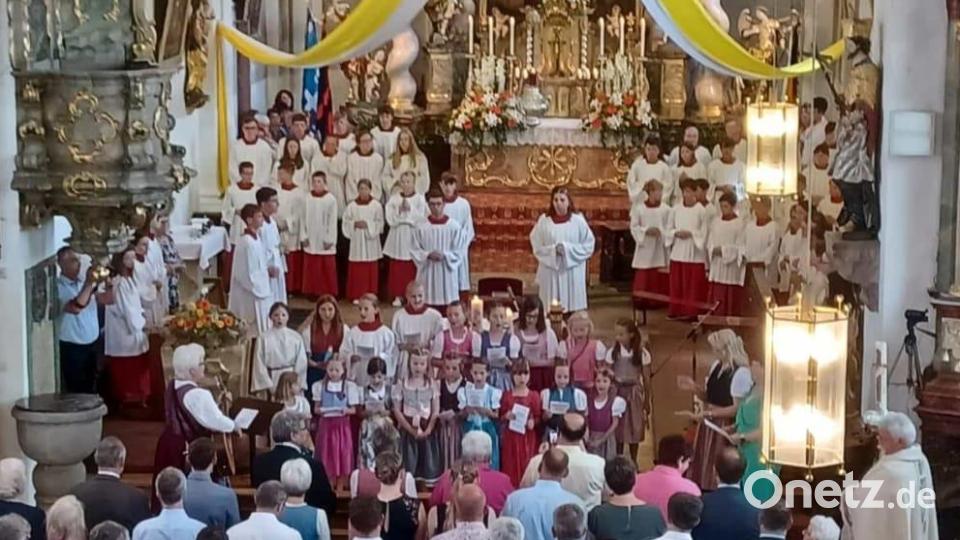 Feier des Priesterjubiläums. Auf dem Bild sind die 59 Minis und die Luher Martinsspatzen bei ihrem Glückwunschlied zu Beginn des Festgottesdienstes zu Segen sowie die große Anzahl der Gläubigen. Bild: rgl