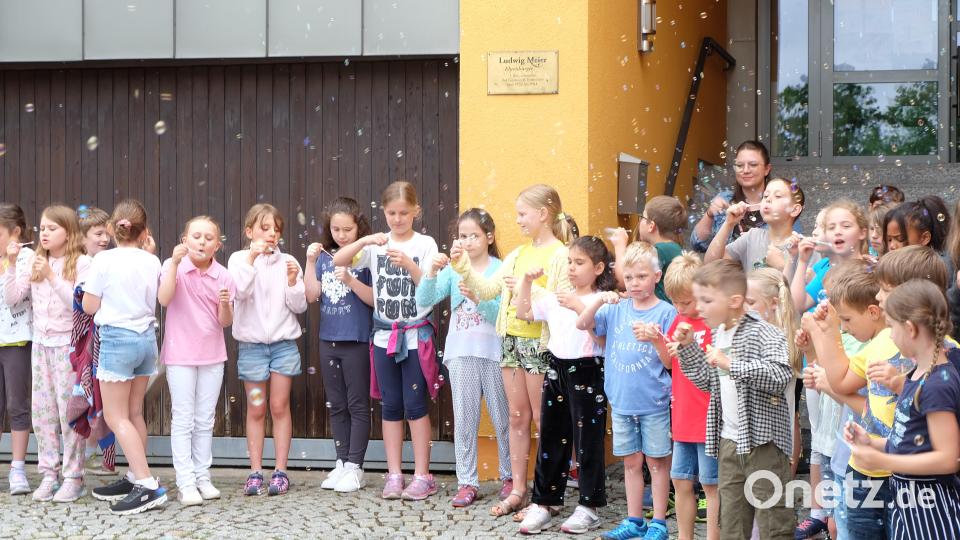 Kaum zurückzuhalten waren die Kinder am Ende der Feierlichkeiten, da sie ihre Freude mit Seifenblasen zeigen durften. Bild: wlr