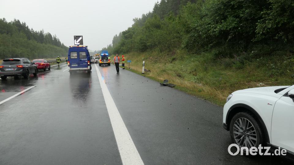 Gleich mehrere Unfälle ereigneten sich am Freitagnachmittag bei Starkregen auf der Autobahn A 6 in Fahrtrichtung Tschechien und in Nähe des Autobahnkreuzes Wernberg. Bild: dob