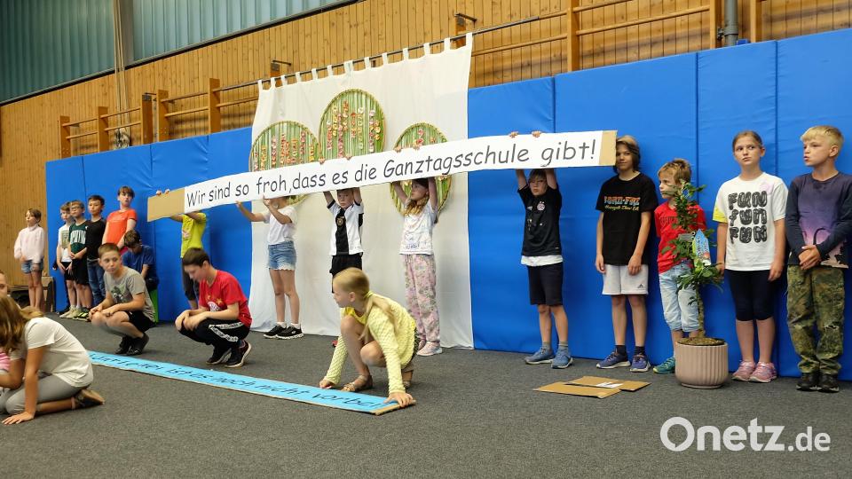 Zum Mitsingen werden die Gäste von der dritten Klasse aufgefordert. Bild: wlr