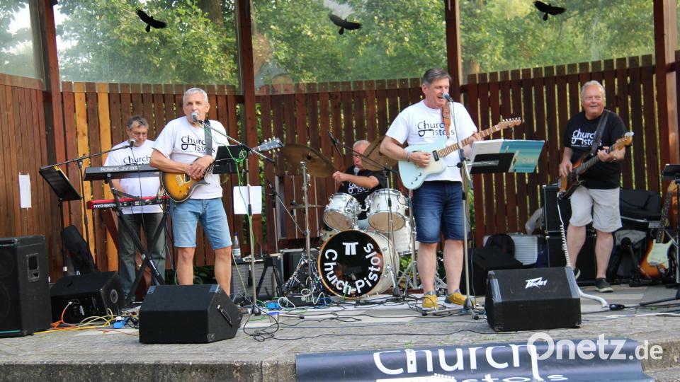Einen großen Besucherandrang erlebte die Sommerserenade in der Freizeitanlage mit der Pfarrerband &quot;Church Pistols&quot;. Bild: prh