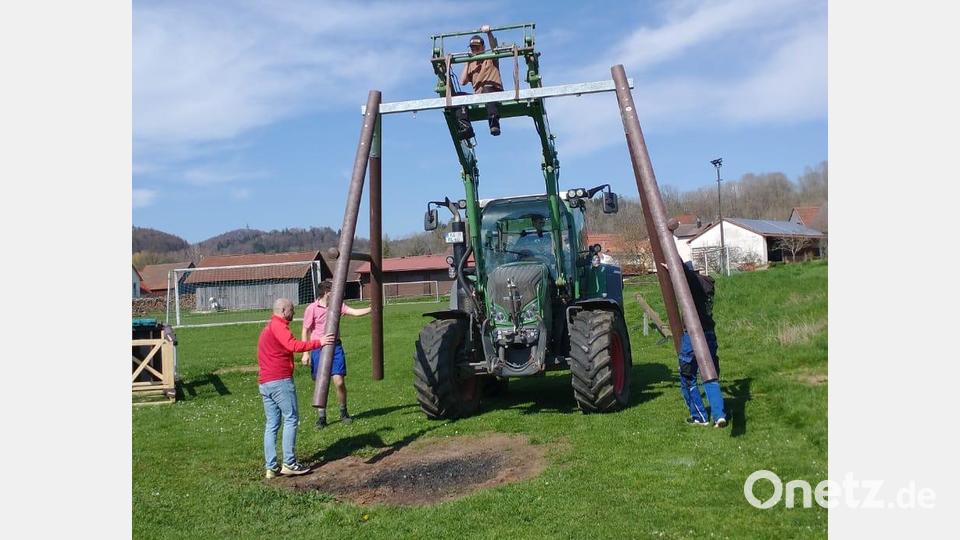 Mitglieder des Sportclubs Eschenfelden beim Spielplatzbau. Bild: SC Eschenfelden/exb