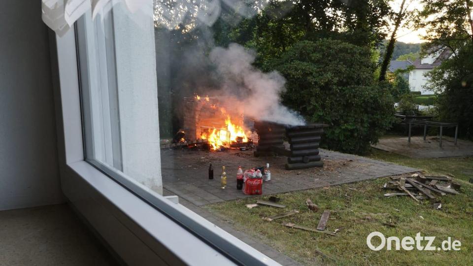 Dieses Bild zeigt die Handy-Aufnahme eines Zeugen während des Brandes. Bild: PI Neustadt/WN