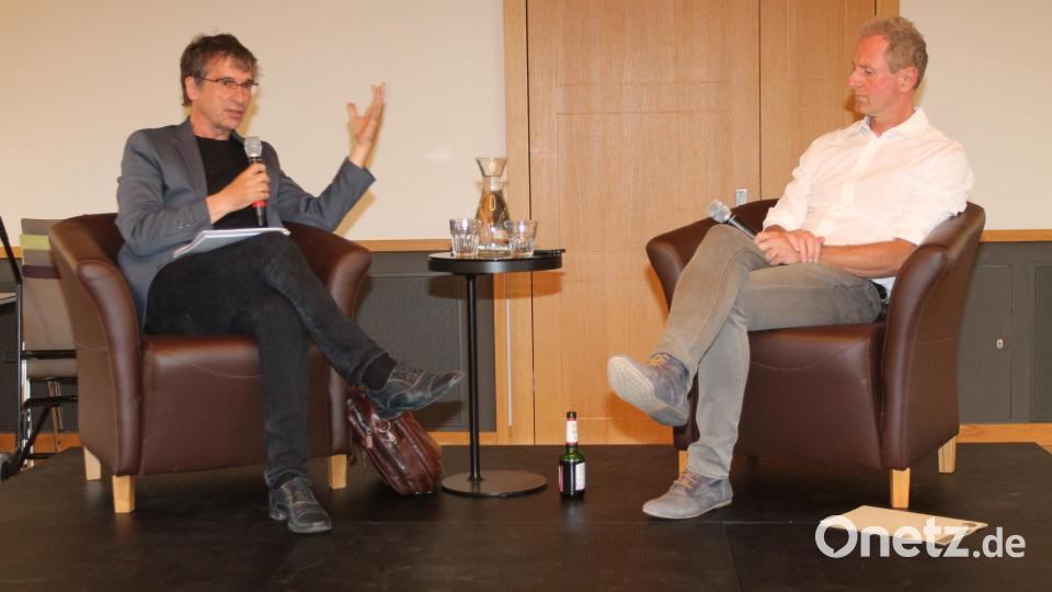 Dieses Mal sind die Rollen vertauscht: Thomas Muggenthaler (links) steht Professor Dr. Jörg Skriebeleit Rede und Antwort. Bild: pi