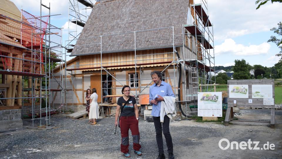 Ehrengäste und Unterstützer konnten sich schon mal in den beiden Gebäuden umsehen. Haus &quot;D&quot; ist im Bau am weitesten fortgeschritten, bei diesem Feriendomizil ist der Rohbau abgeschlossen. Bild: szl
