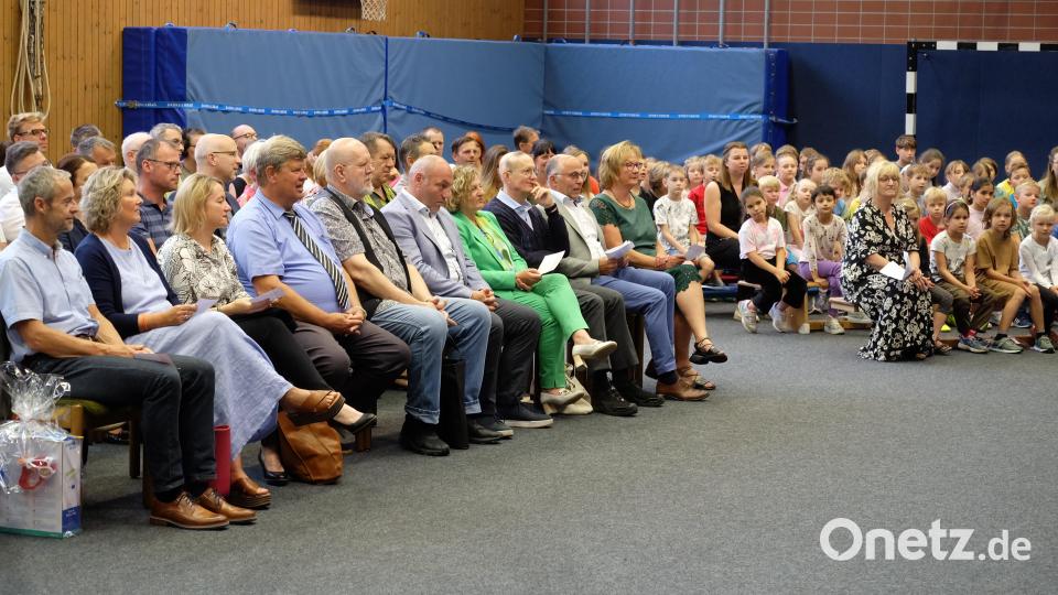 Viele geladene Gäste, zahlreiche Eltern und die Schulfamilie passen gut auf bei den Aufführungen der Kinder. Bild: wlr
