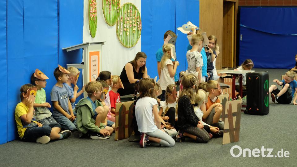 Jede Klasse hat sich mit einer Darbietung auf die Einweihungsfeier der OGTS vorbereitet. Bild: wlr