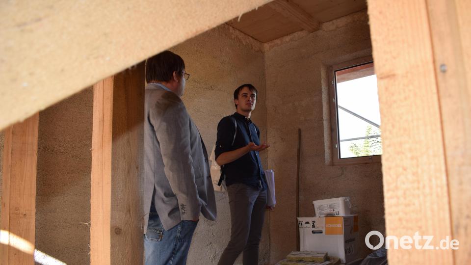 Viel Herzblut steckt auch das Architekturbüro Schönberger in das Projekt. Masterstudent Julius Schönberger (rechts) begleitet mit seinem Vater Christian die Idee und gestaltet mit den Handwerkern die vielen Detailfragen. Bild: szl