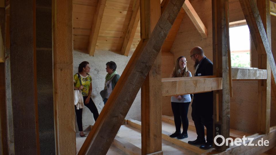 Ehrengäste und Unterstützer konnten sich schon mal in den beiden Gebäuden umsehen. Mit den Handwerkern kamen sie über die außergewöhnliche Bauweise ins Gespräch. Bild: szl