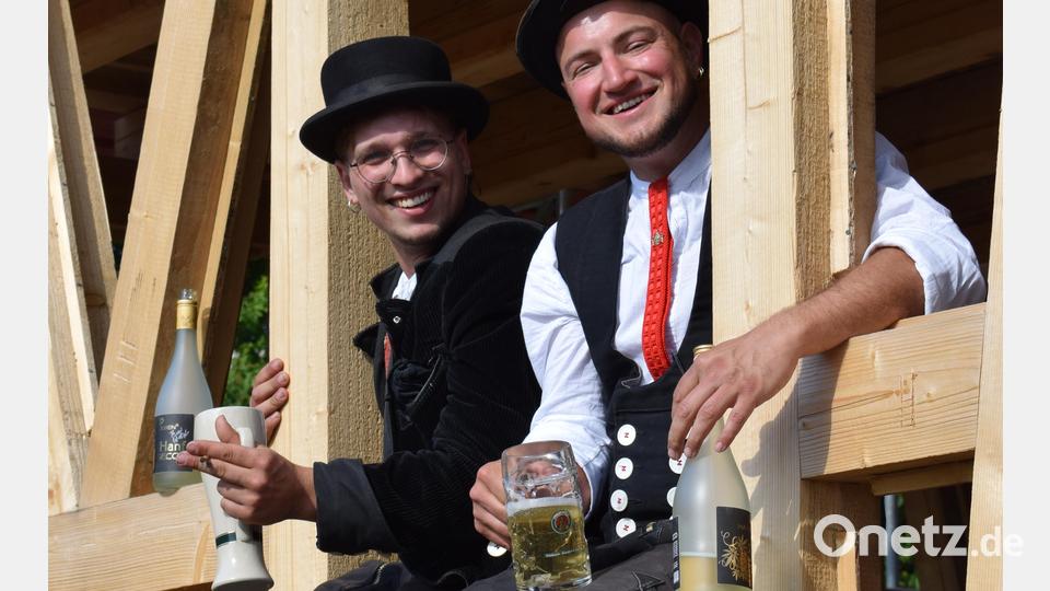 Nach nur wenigen Monaten Bauzeit feierten die Handwerker und Wandergesellen Richtfest für das zweite Gebäude. Bild: szl