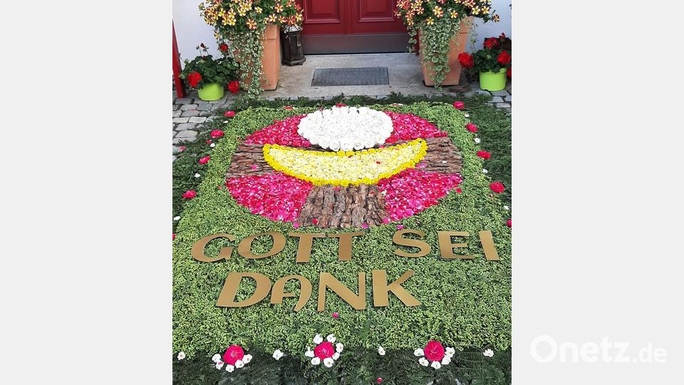 Blumenteppich des KDFB Luhe vor der Pforte des Pfarrhofs Bild: rgl